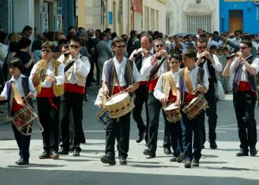 Banda de música valenciana por las calles de Benissa