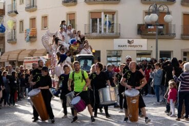 Batukada amenizando el desfile de carrozas en Teulada