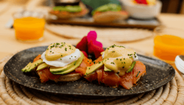 Benedictine huevos pochados, pancakes, aguacate y salmón