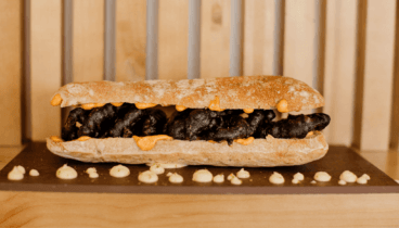 Bocatín de calamar con pan de cristal y mayonesa de kimchi y lima