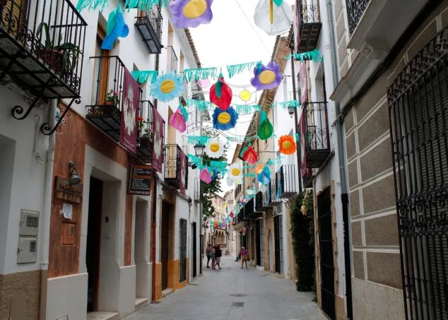 calle de benissa decorada para las fiestas de 2022