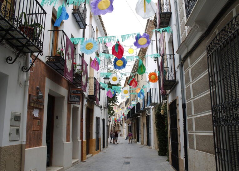 Calle de Benissa decorada para las fiestas de 2022