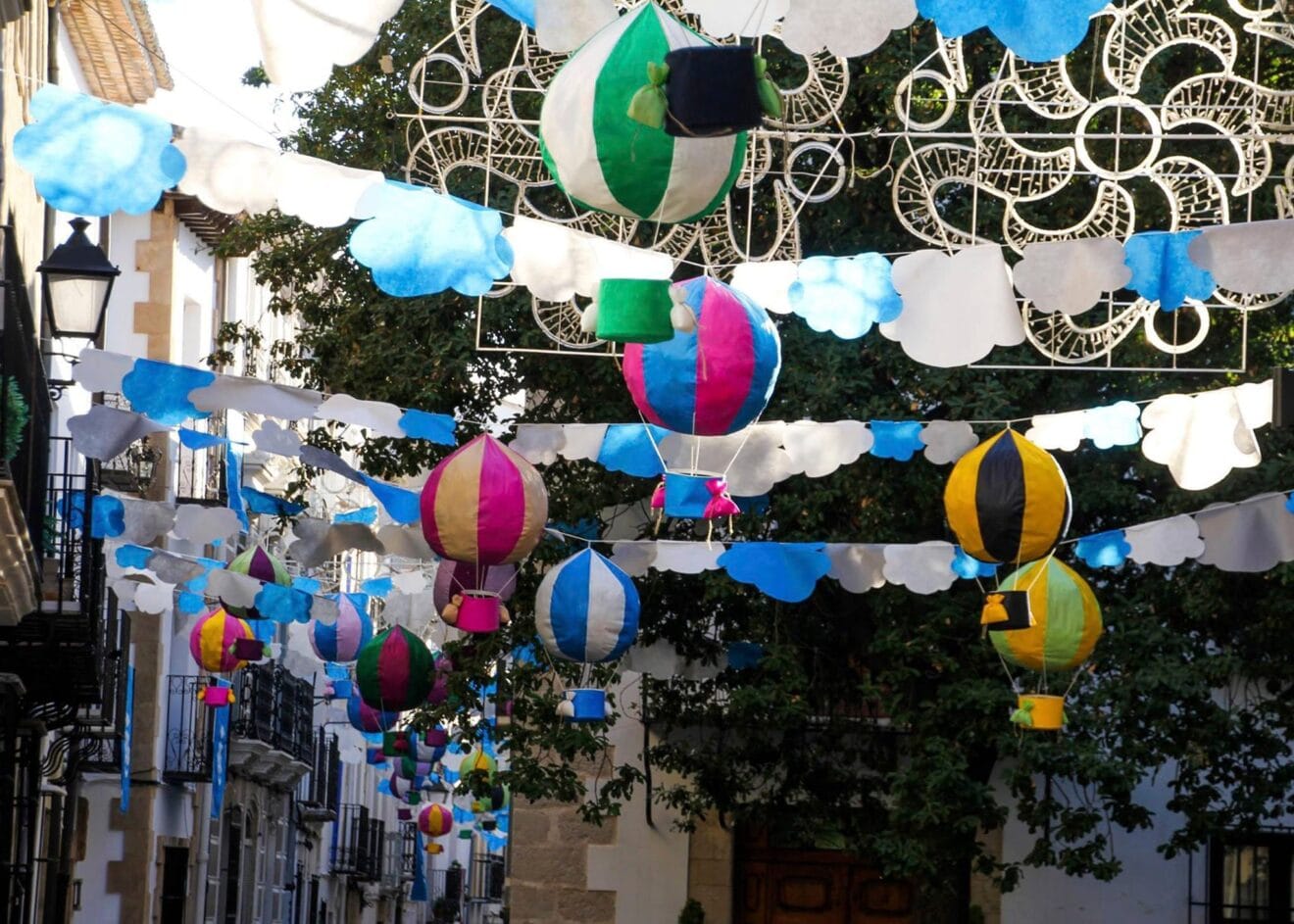 Calle engalanada para las fiestas de la Puríssima