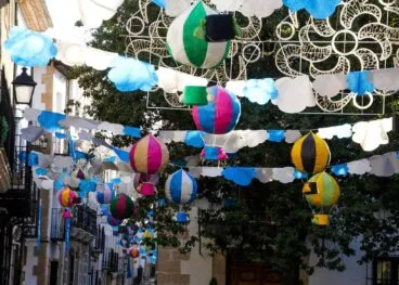 Calle engalanada para las fiestas de la Puríssima