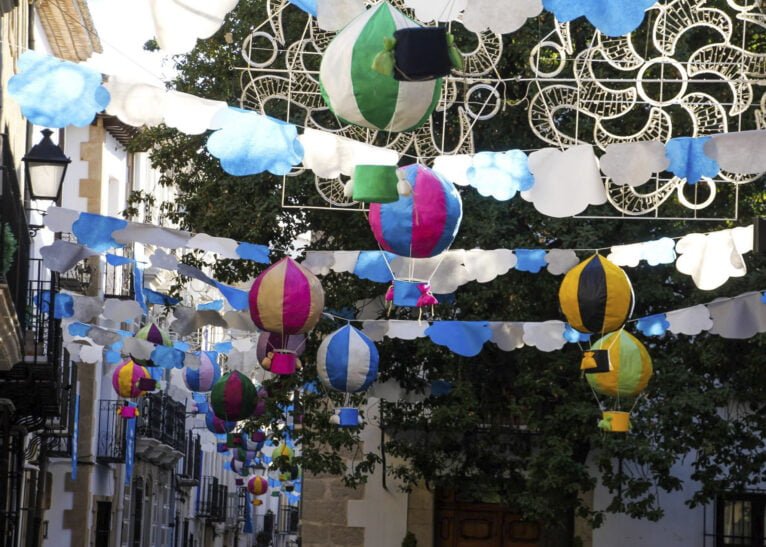 Calle engalanada para las fiestas de la Puríssima