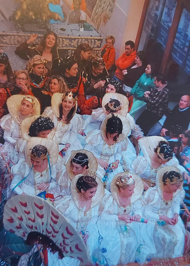 Imagen: Carroza de festeras mayores el día del Riberer en 2006