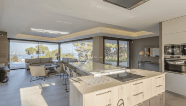 Cocina con isla abierta al salón – Urbimed Villas