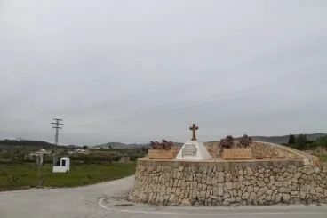 Creueta de l’Ave Maria entre campos