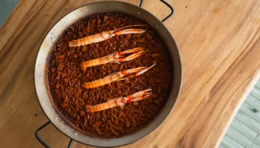 Delicia gastronómica marinera con ingredientes frescos del mercado