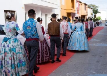 Desfile de festeros con el traje tradicional