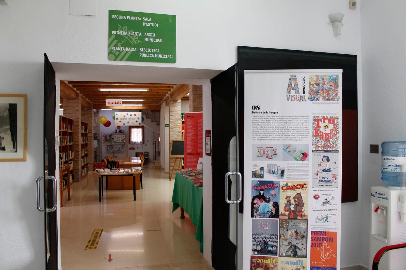 Entrada a la biblioteca