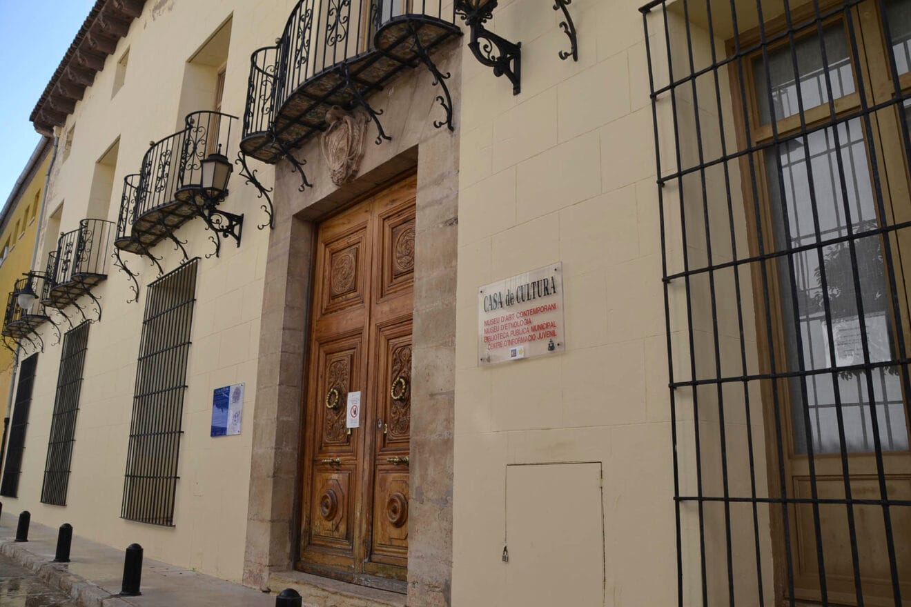 Fachada con el escudo de armas de la familia Sala