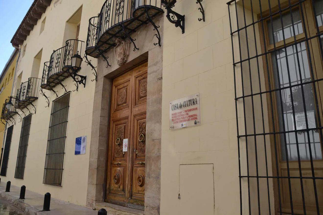 Fachada con el escudo de armas de la familia Sala