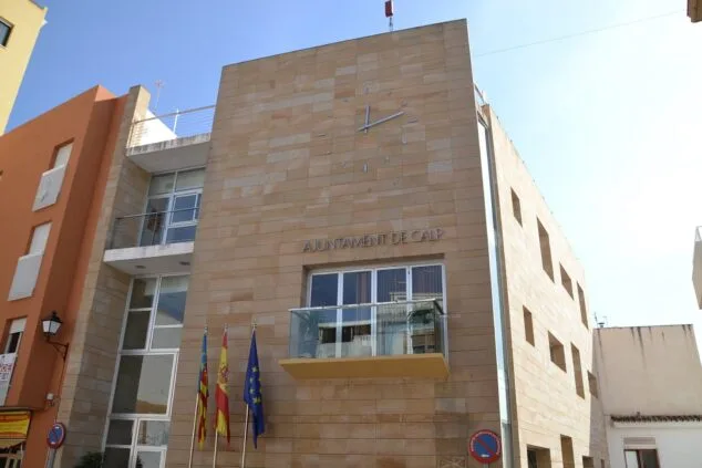 Imagen: Fachada del consistorio de Calp