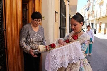 Festera con el pan bendecido en 2017