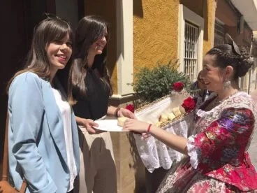 festera repartiendo panes benecidos en benitatxell