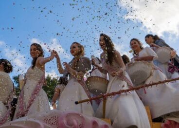 Festeras en la carroza en el desfile