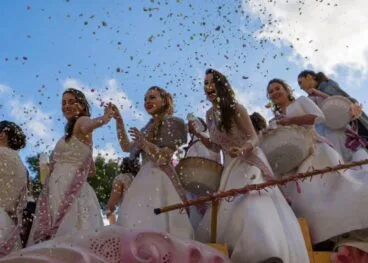 Festeras en la carroza en el desfile