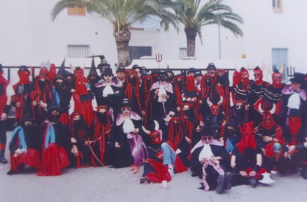 Imagen: Festeros con el disfraz del día dels Fadrins en 1991