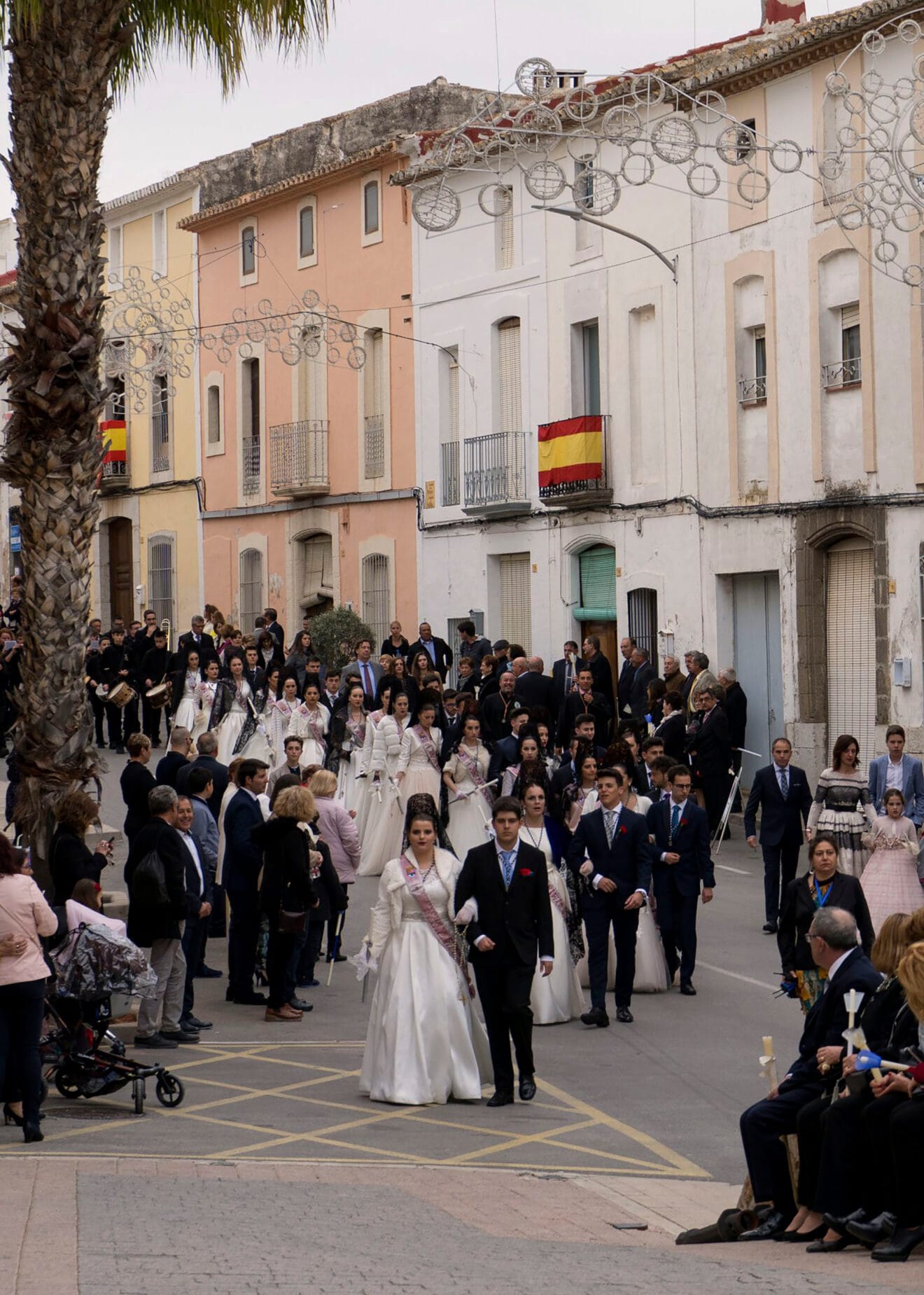 Festeros durante la procesión de las fiestas grandes teuladinas
