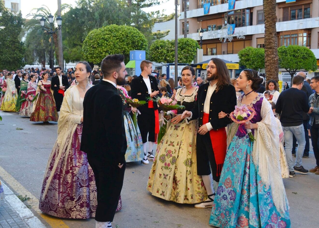 Festeros en la ofrenda