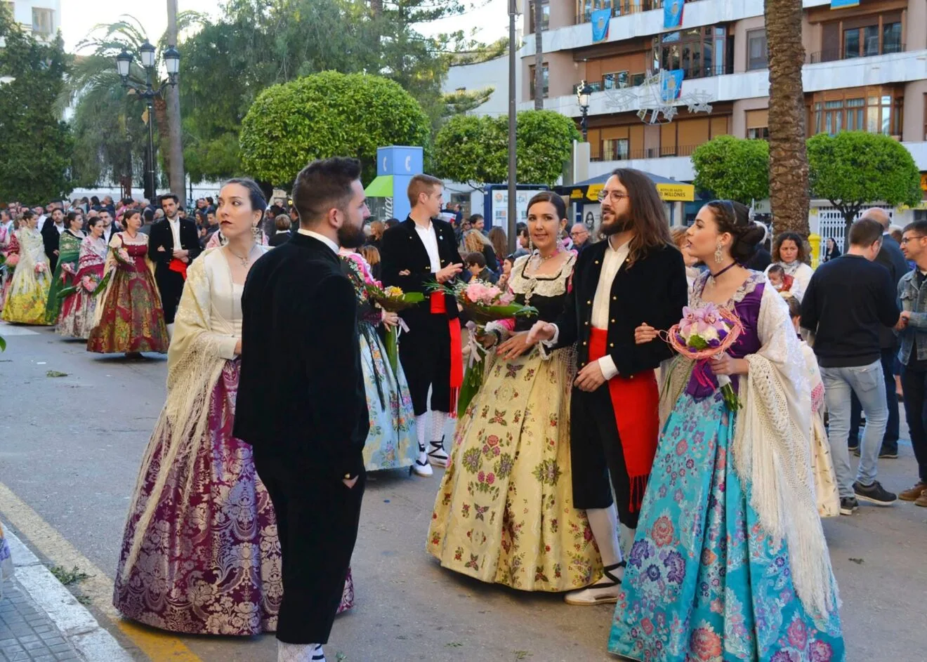 Festeros en la ofrenda
