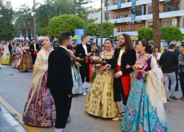 Festeros en la ofrenda