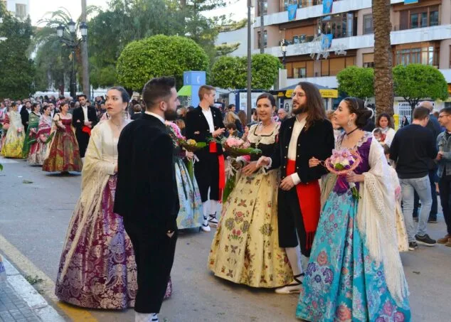 festeros en la ofrenda