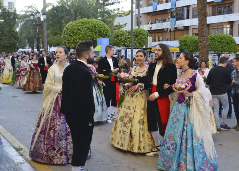 Festeros en la ofrenda