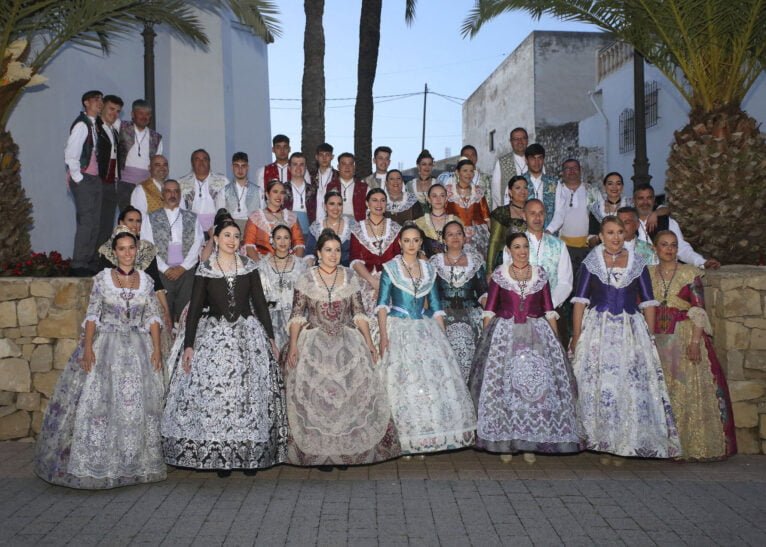 Festeros e festeras 2022 com o traje tradicional em Teulada