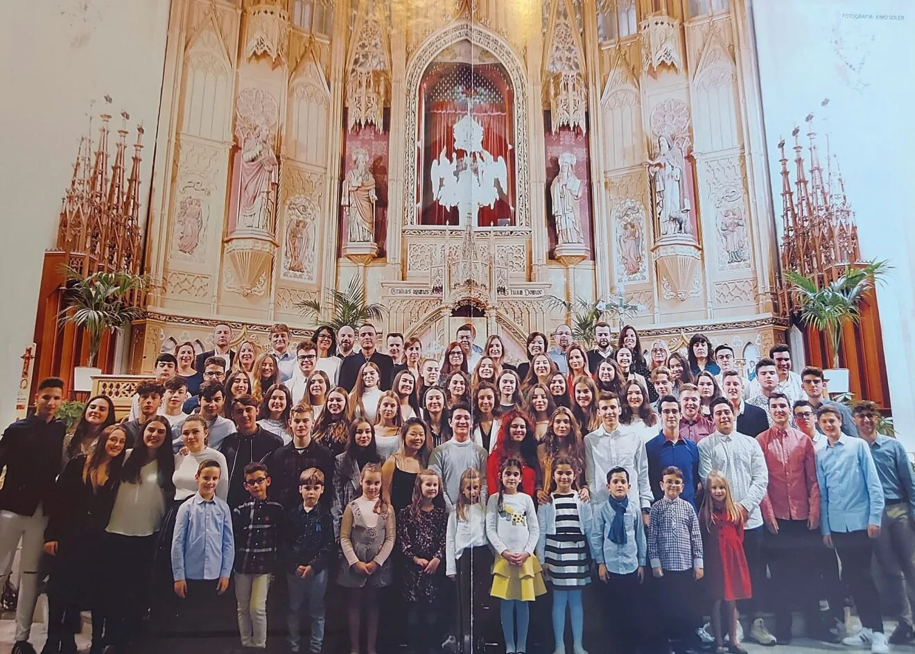 Festeros y festeras de 2022 en el libro de fiestas de Benissa