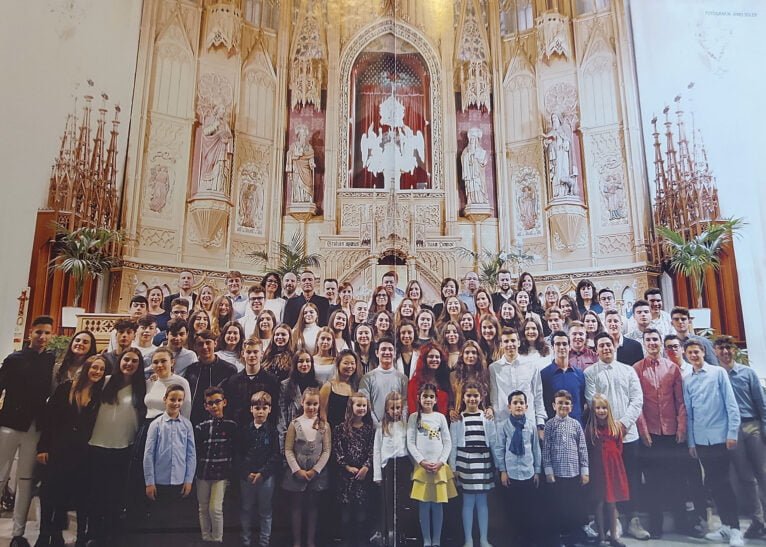 Festeros y festeras de 2022 en el libro de fiestas de Benissa