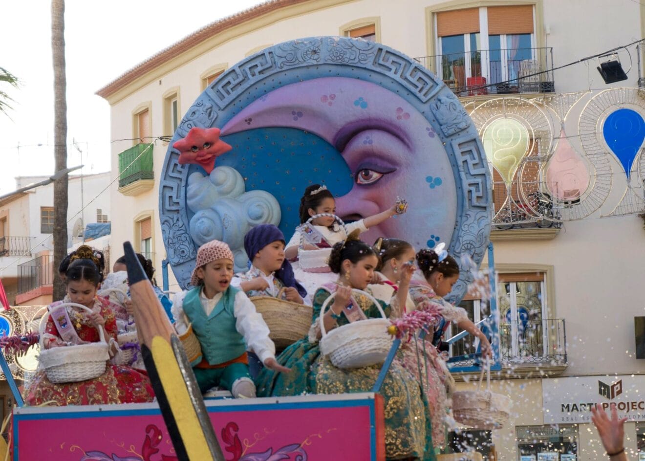 Festeros infantiles el día del desfile de carrozas y disfraces