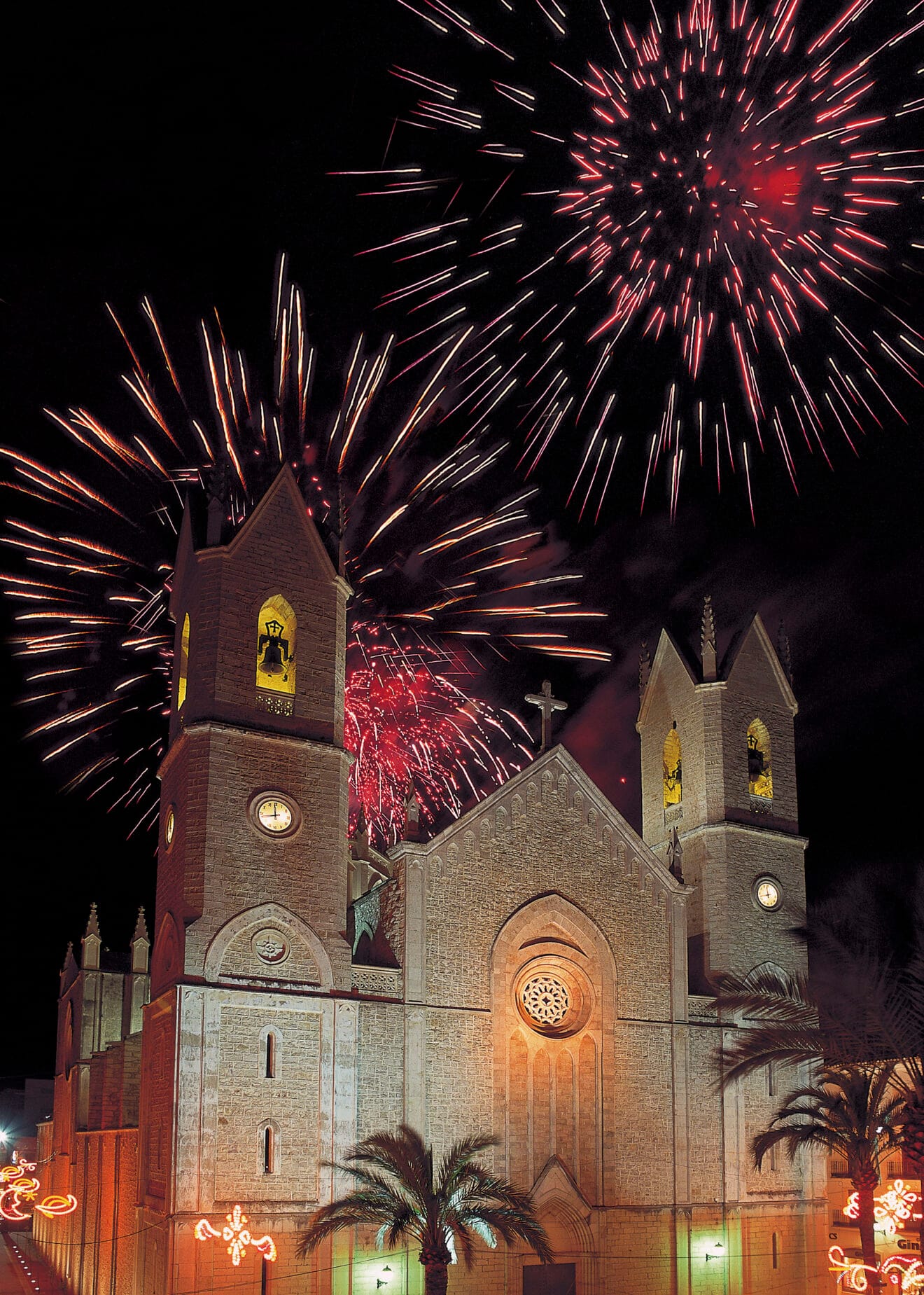 Fuesgos artificiales tras la catedral de la Marina
