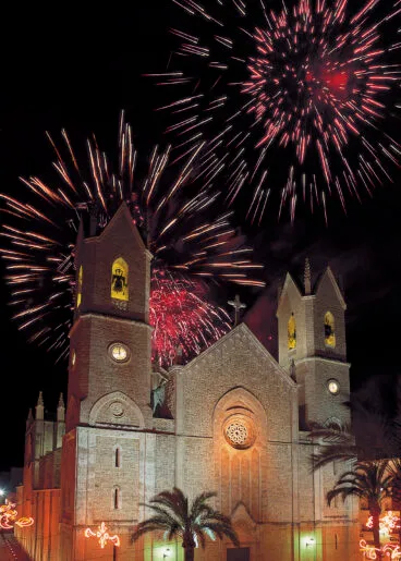 Fuesgos artificiales tras la catedral de la Marina