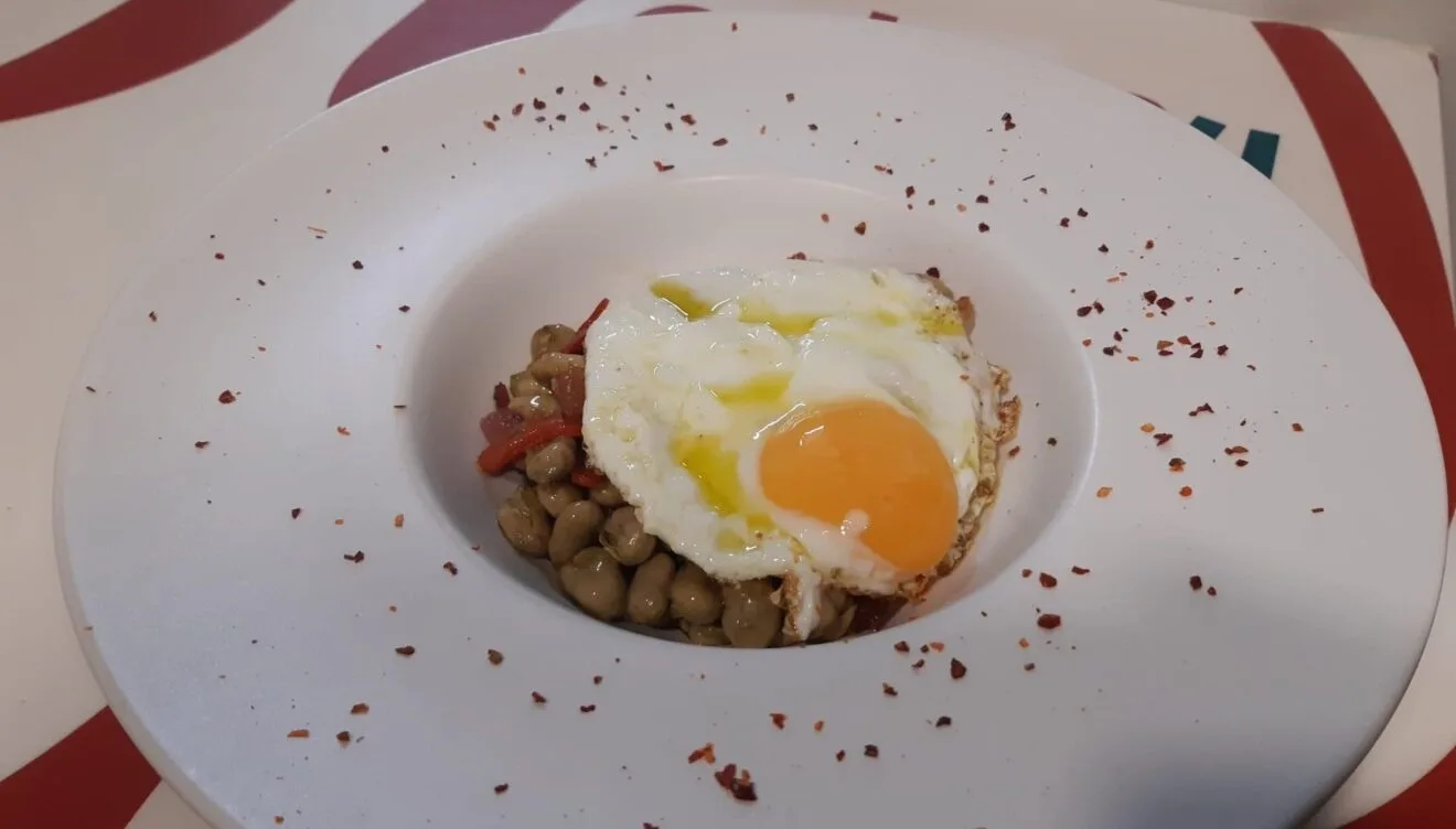 Habas baby con jamón y huevo en Beniarbeig