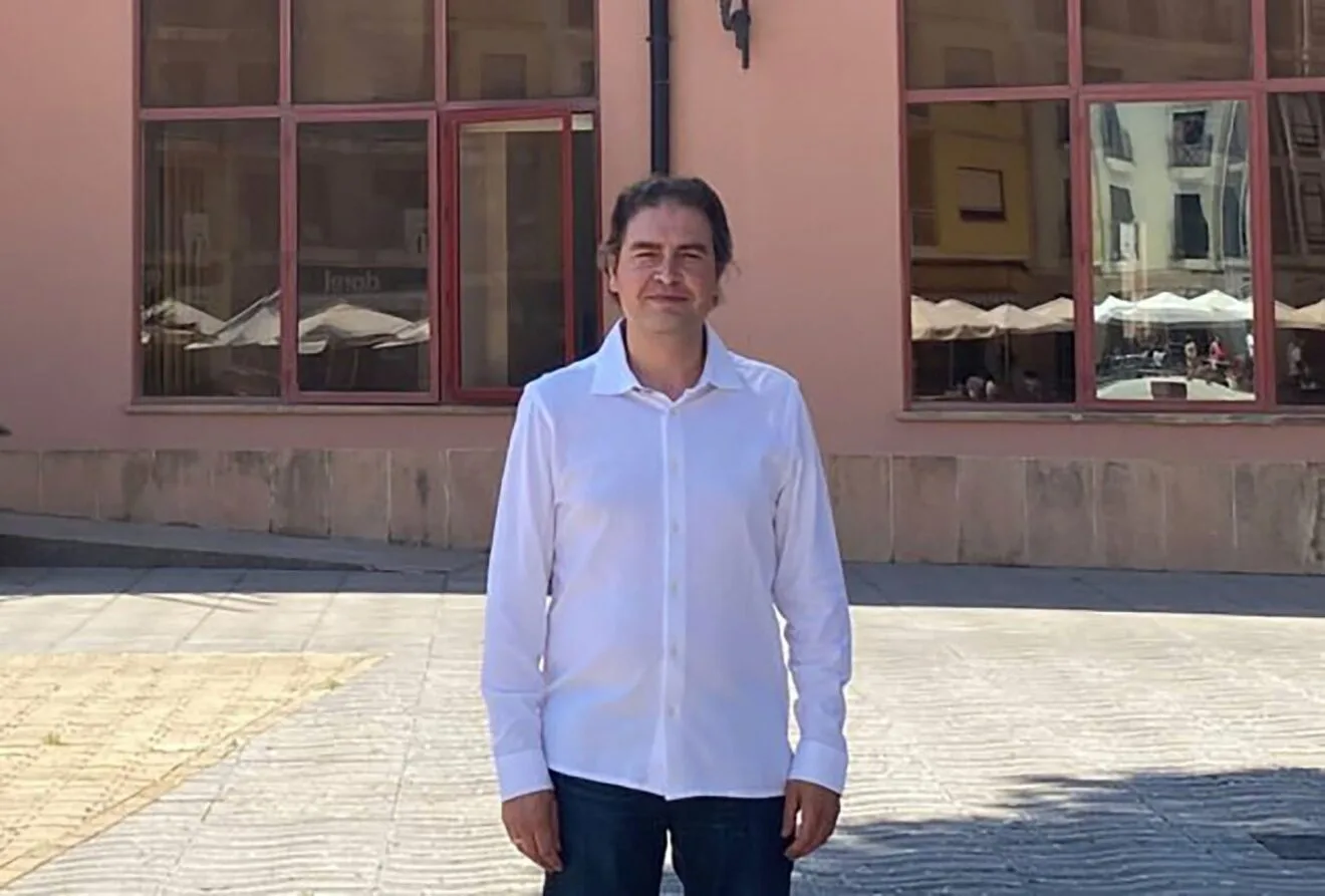 Héctor Morales en la puerta del Ayuntamiento de Teulada-Moraira