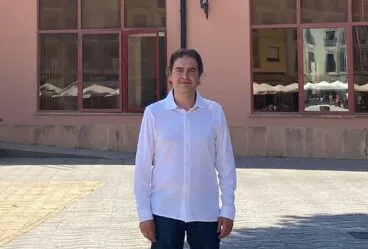 Héctor Morales en la puerta del Ayuntamiento de Teulada-Moraira