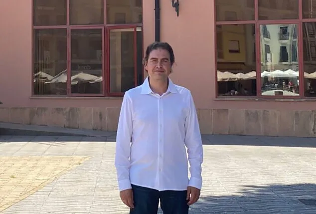 Opinión de Héctor Morales (Teulada-Moraira): «No es el apocalipsis» 1 Imagen: Héctor Morales en la puerta del Ayuntamiento de Teulada-Moraira