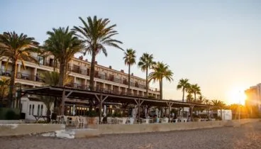 hotel a primera linea del mar en denia