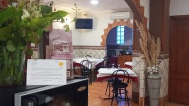 interior del bar con la carta de la guia repsol