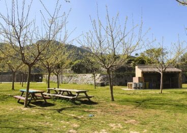 Mesas de picnic junto al polideportivo de Orba