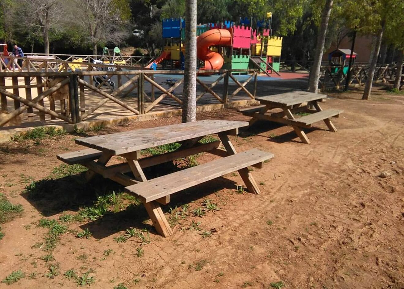Mesas y zona de juego en Pinosol