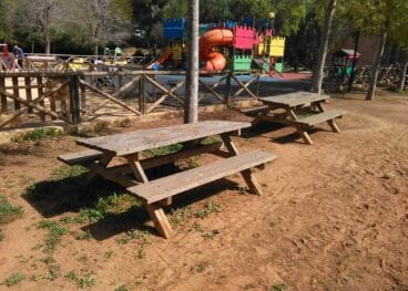 Mesas y zona de juego en Pinosol