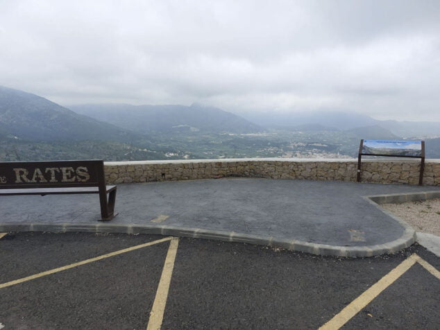 Imagen: Imagen del mirador de Coll de Rates tras los actos vandálicos denunciados por el Ayuntamiento de Parcent