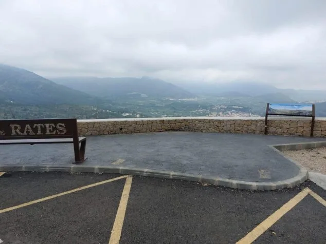 Imagen: Imagen del mirador de Coll de Rates tras los actos vandálicos denunciados por el Ayuntamiento de Parcent