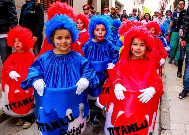 ninos y ninas en el desfile de disfraces