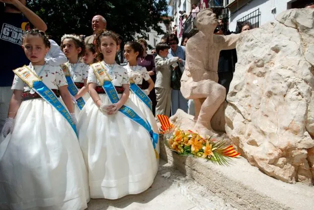 Imagen: Ofrenda al monumento del Riberer