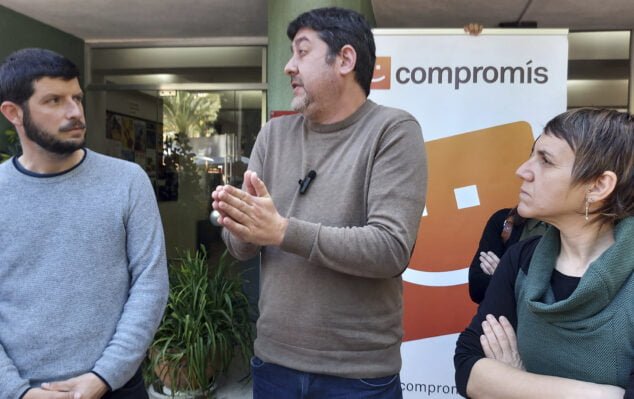 Imagen: Papi Robles, síndica del grupo parlamentario Compromís en les Corts, y los diputados Josep Nadal y Carles Esteve en Dénia
