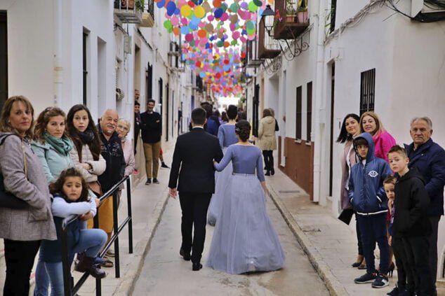 Imagen: Pasacalle de festeros por las calles de Benissa en 2022